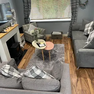 Large Home, Close To Bhx, Nec, Jlr, 4 Double Beds! Holiday home Birmingham