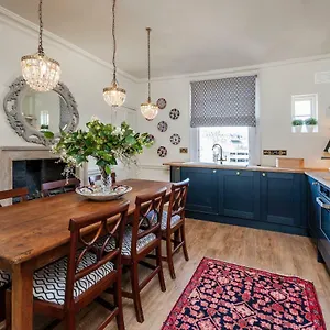 Luxury Regency In Centre Apartment Bath